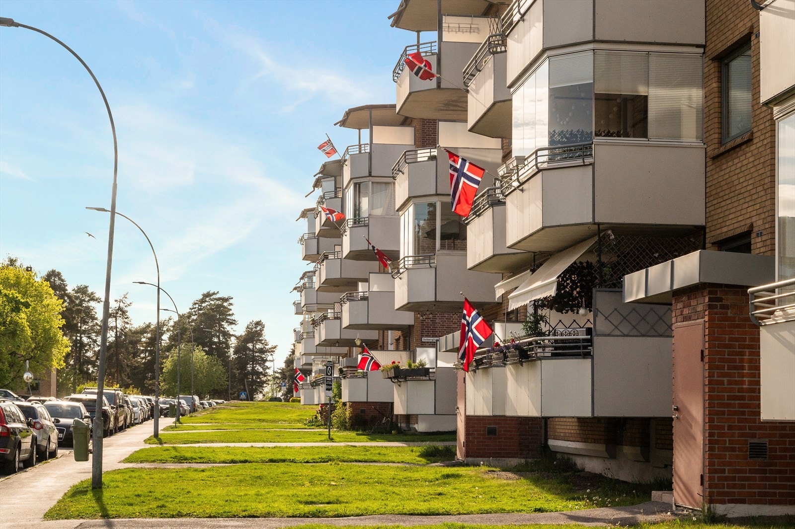 Boligen har god beliggenhet og ligger i 2. etasje, med gode lys- og solforhold. Galleribilde