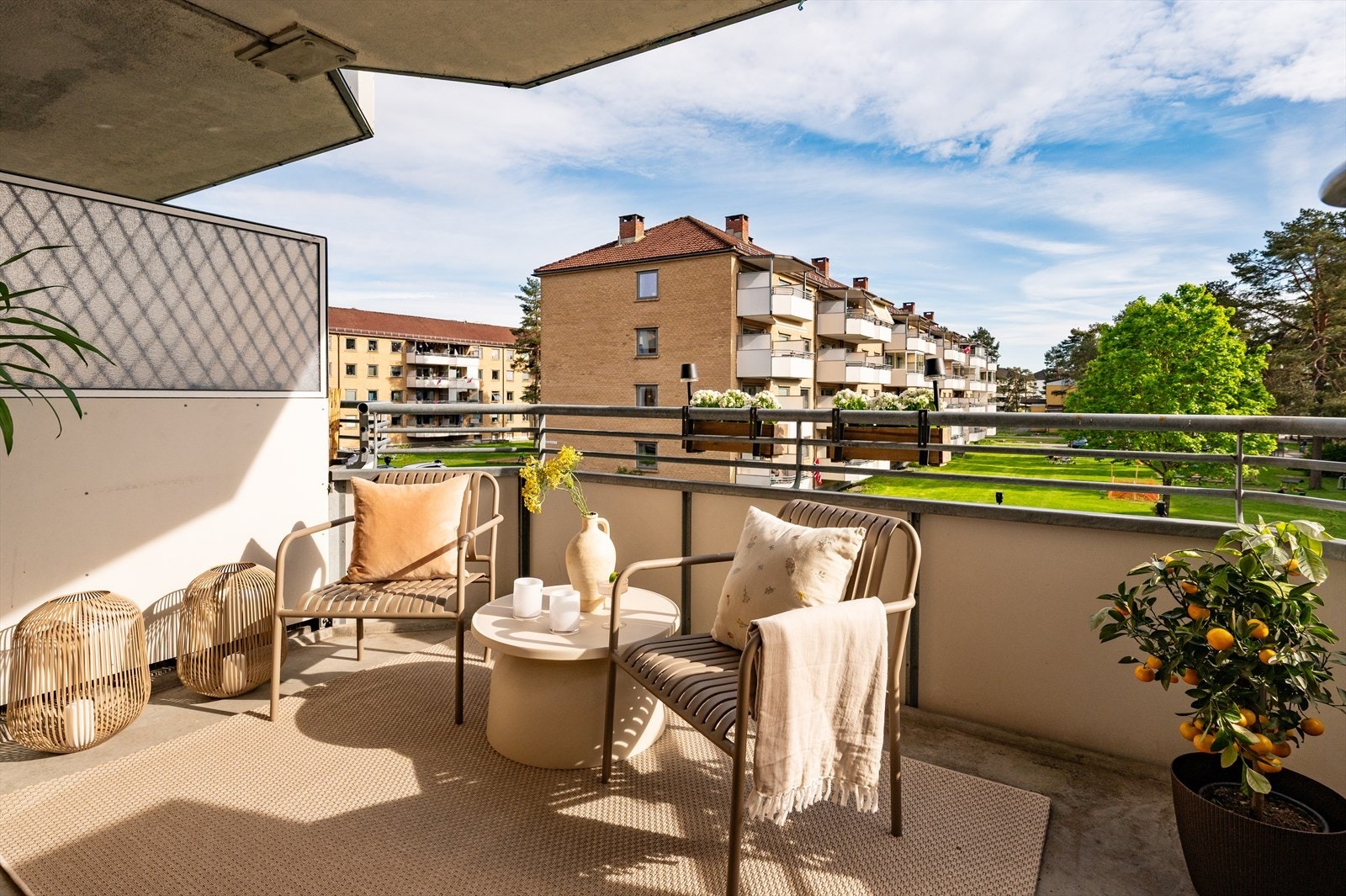 Fra stue er det utgang til sydvendt balkong med gode solforhold. Galleribilde