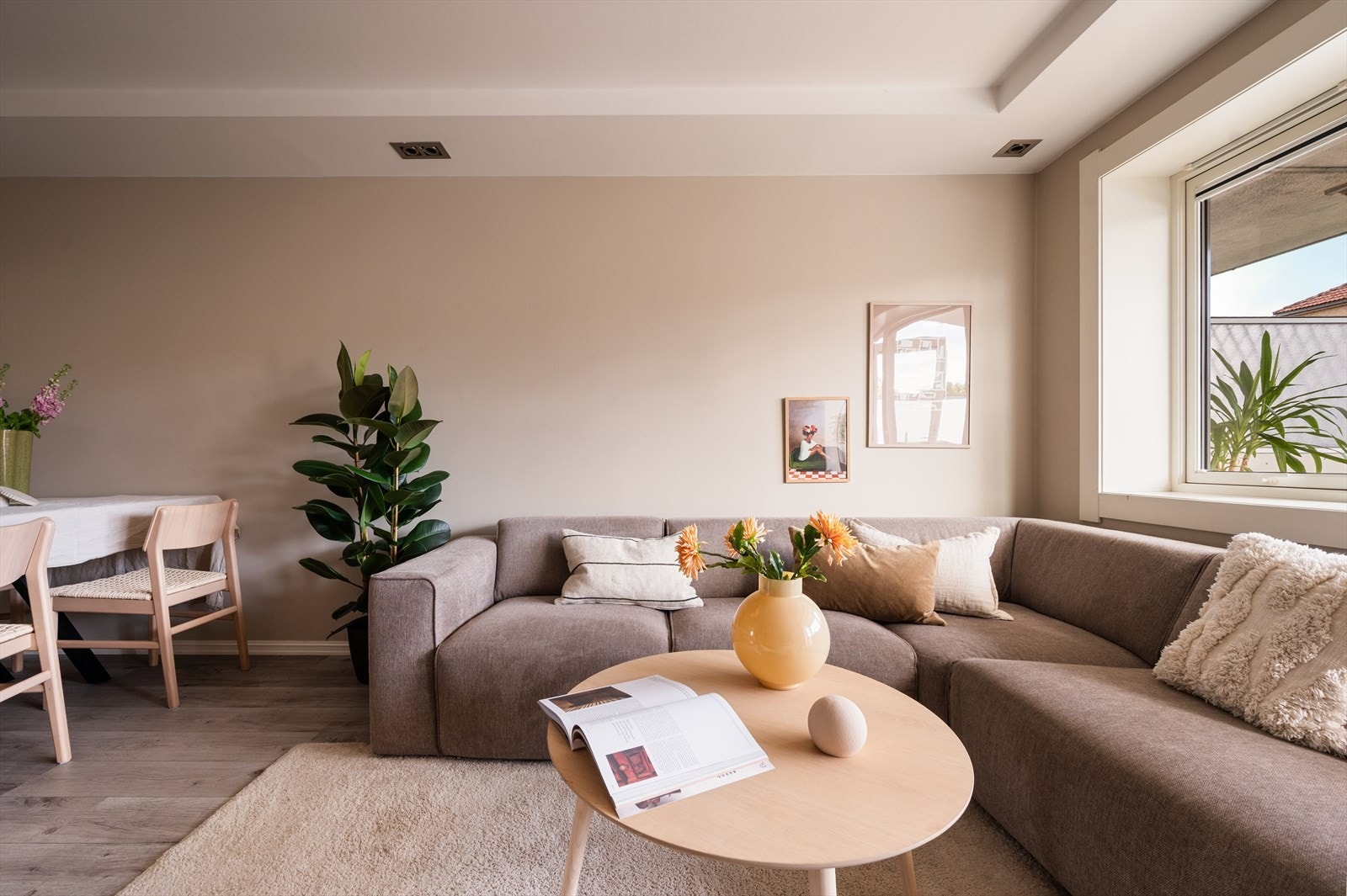 Stuen er malt i en behagelig beige tone. Galleribilde