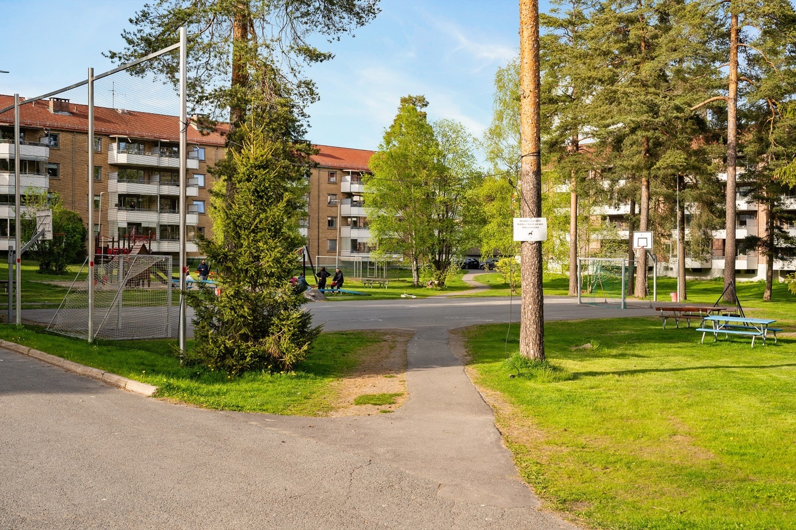 Borettslagets tomt fremstår som ryddig og pent opparbeidet. Tomten er opparbeidet med store grøntområder med naturtomt, plen, trær og prydbusker mellom bygningene. Hyggelige tun med benker, utegriller og lekeplasser for barna. Galleribilde
