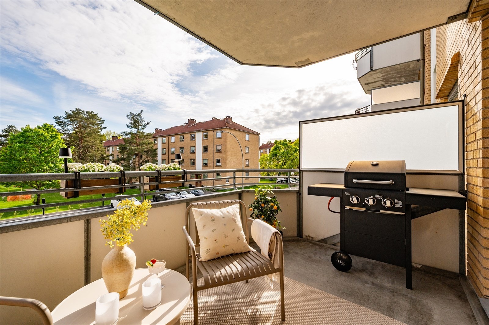 Denne romslige, solrike balkongen på 9 kvm er en ideell uteplass for både avslapning og sosiale sammenkomster. Galleribilde