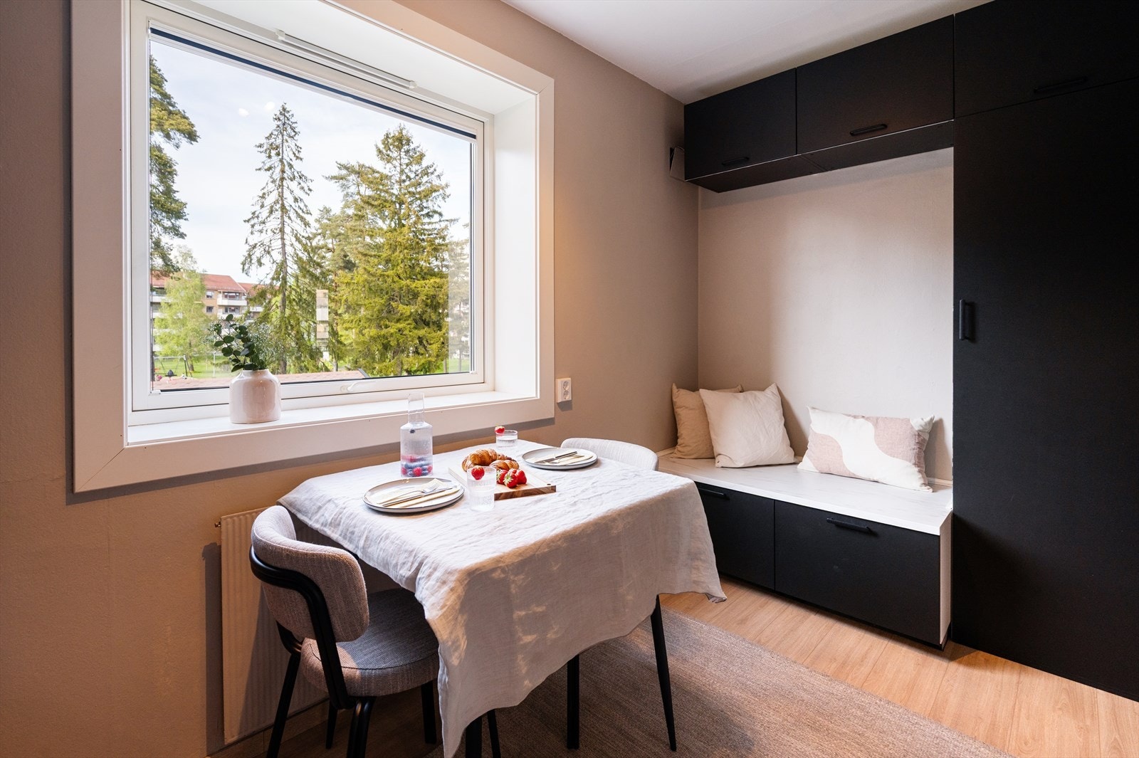 Kjøkkenet er praktisk utformet med mulighet for et frokostbord ved vinduet, som gir en hyggelig plass for morgenkaffen eller en rask matbit. Her kan du nyte utsikten mens du starter dagen. Galleribilde