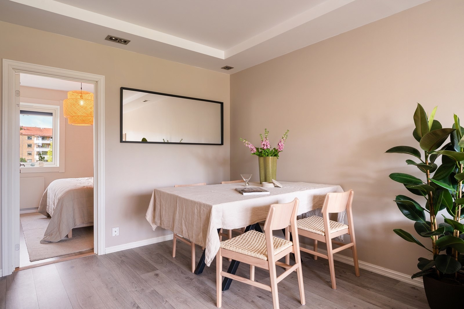 God plass til et spisebord med plass til mange. Hit ønsker man å invitere venner og familie til hyggelige middager. Galleribilde