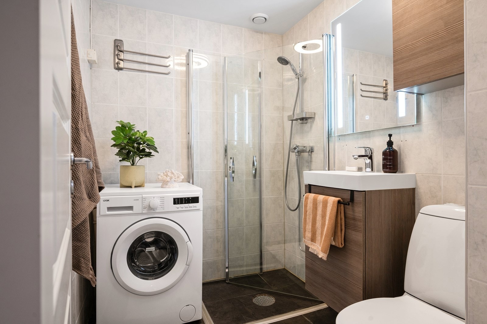 Baderommet er flislagt og oppdatert i 2003. Rommet har behagelig gulvvarme, vegghengte dusjdører i glass, gulvstående toalett, og et veggmontert servantskap. Galleribilde