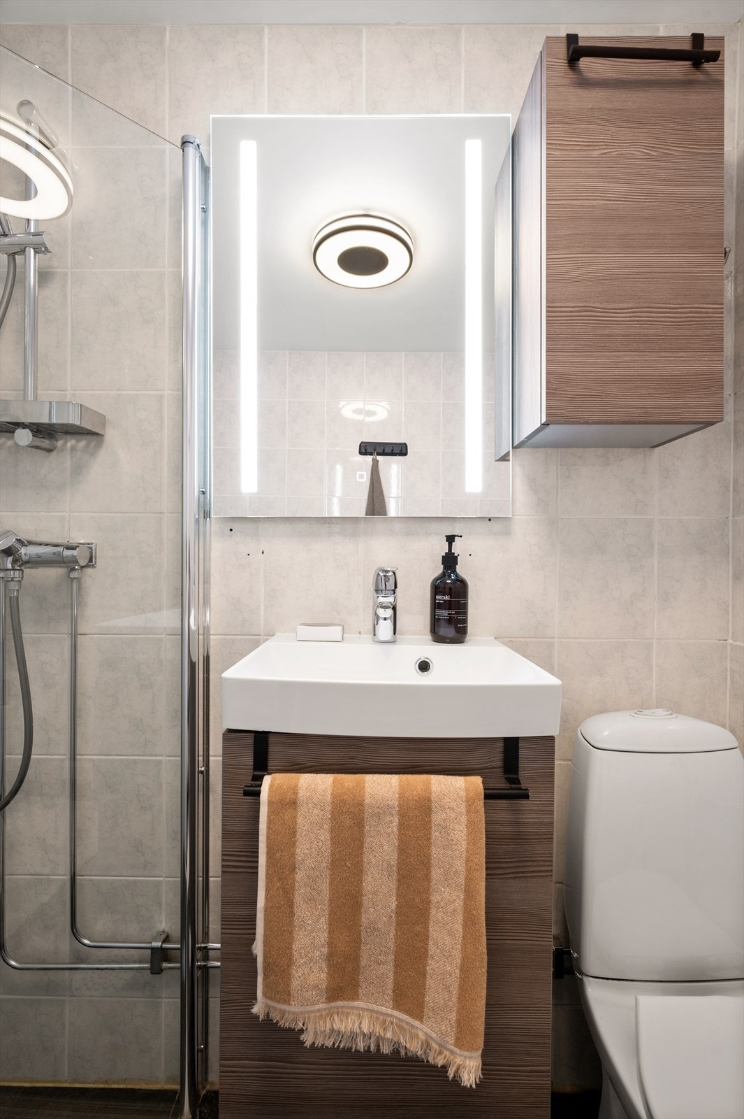 Speil med LED-belysning, oppdatert i 2025, tilfører både stil og funksjonalitet. Galleribilde