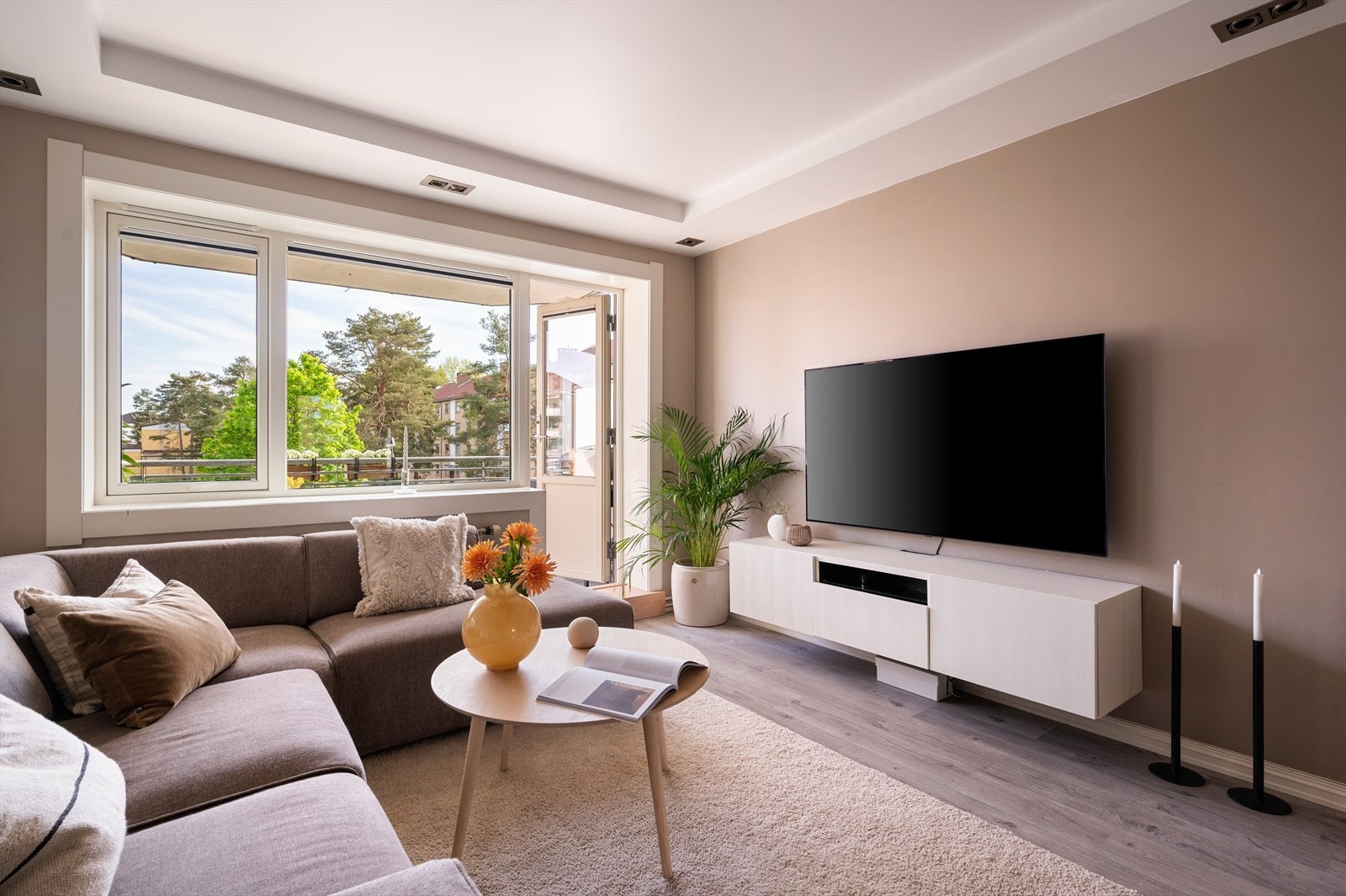 Rommet er enkelt å innrede etter eget ønske med god plass til både en sofagruppe med tilhørende medie- og oppbevaringsmøblement. Galleribilde