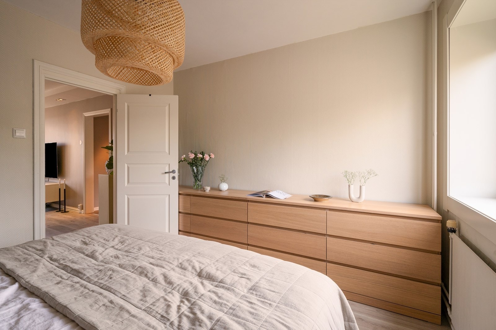 Soverommet ligger svalt til mot nord, noe som gir en behagelig temperatur gjennom hele året. Galleribilde