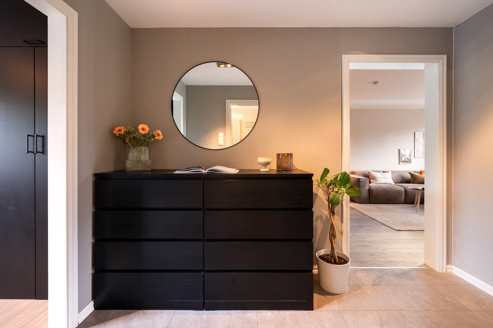 Entreen har god plass til å etablere garderobe eller annen oppbevaring hvor du kan henge fra deg ytterklær og sette fra deg sko. . Galleribilde