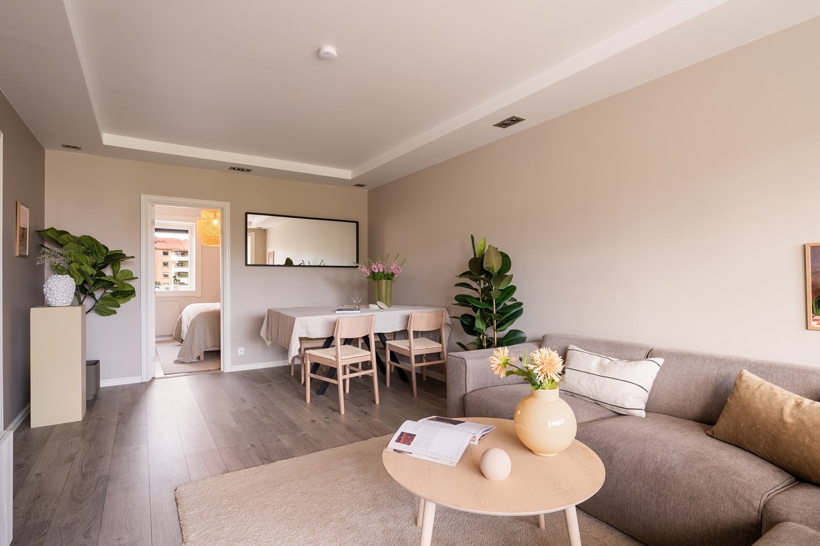 Den åpne følelsen gjør det enkelt å skape et koselig og funksjonelt miljø for både avslapning og sosiale sammenkomster. Galleribilde