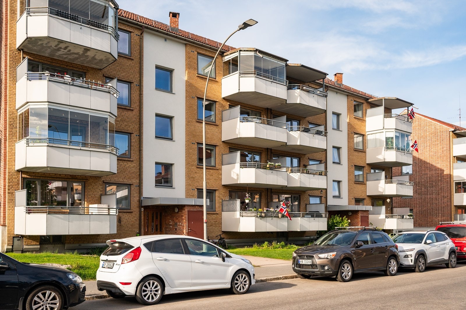 Her bor du med kort avstand til alt du trenger! Butikker, kjøpesentre, skole, idrett, lekeplasser, barnehage og off. kommunikasjon er like ved. Galleribilde