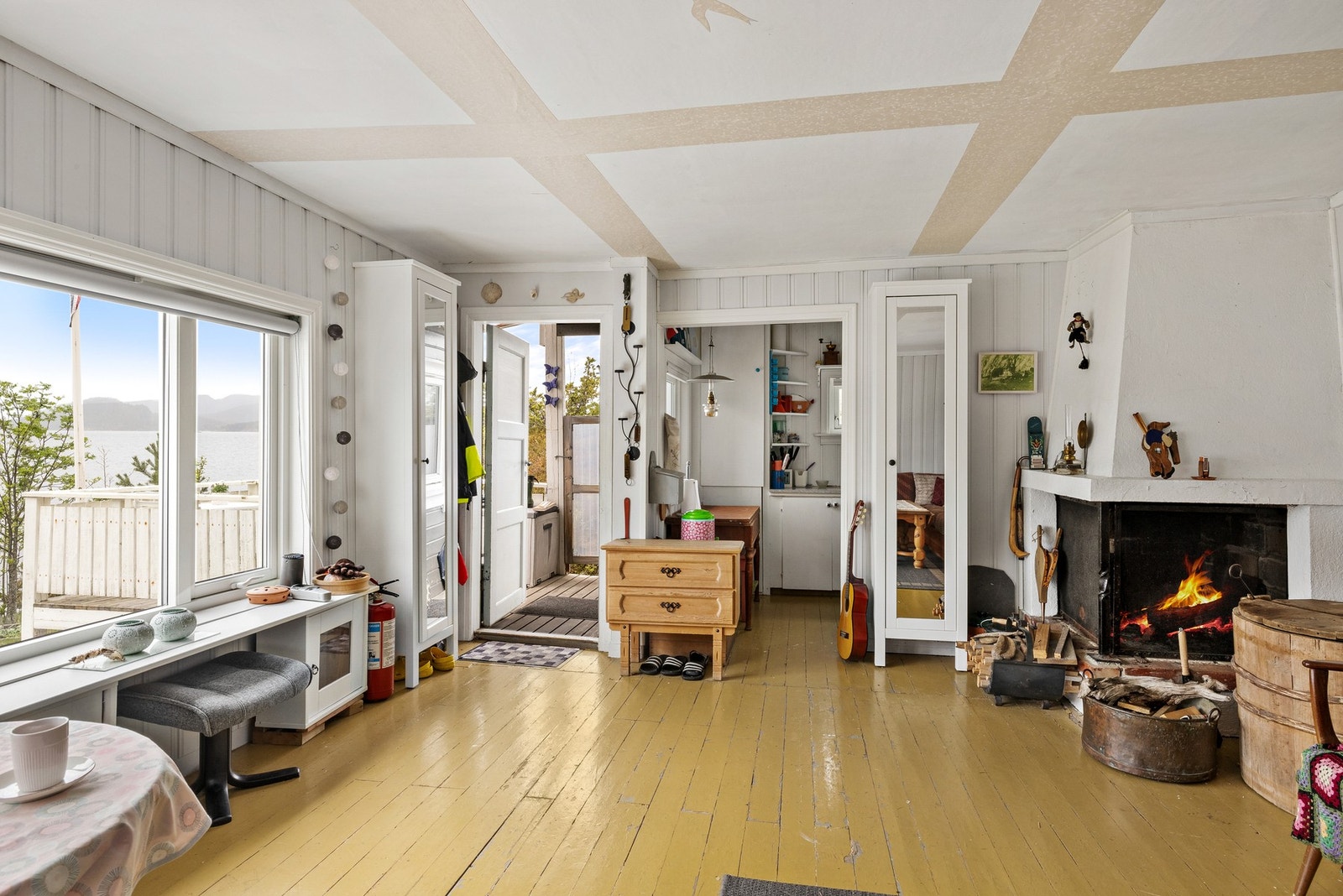 Hovedplanet i hytta består av stue, kjøkkenkrok og bod Galleribilde