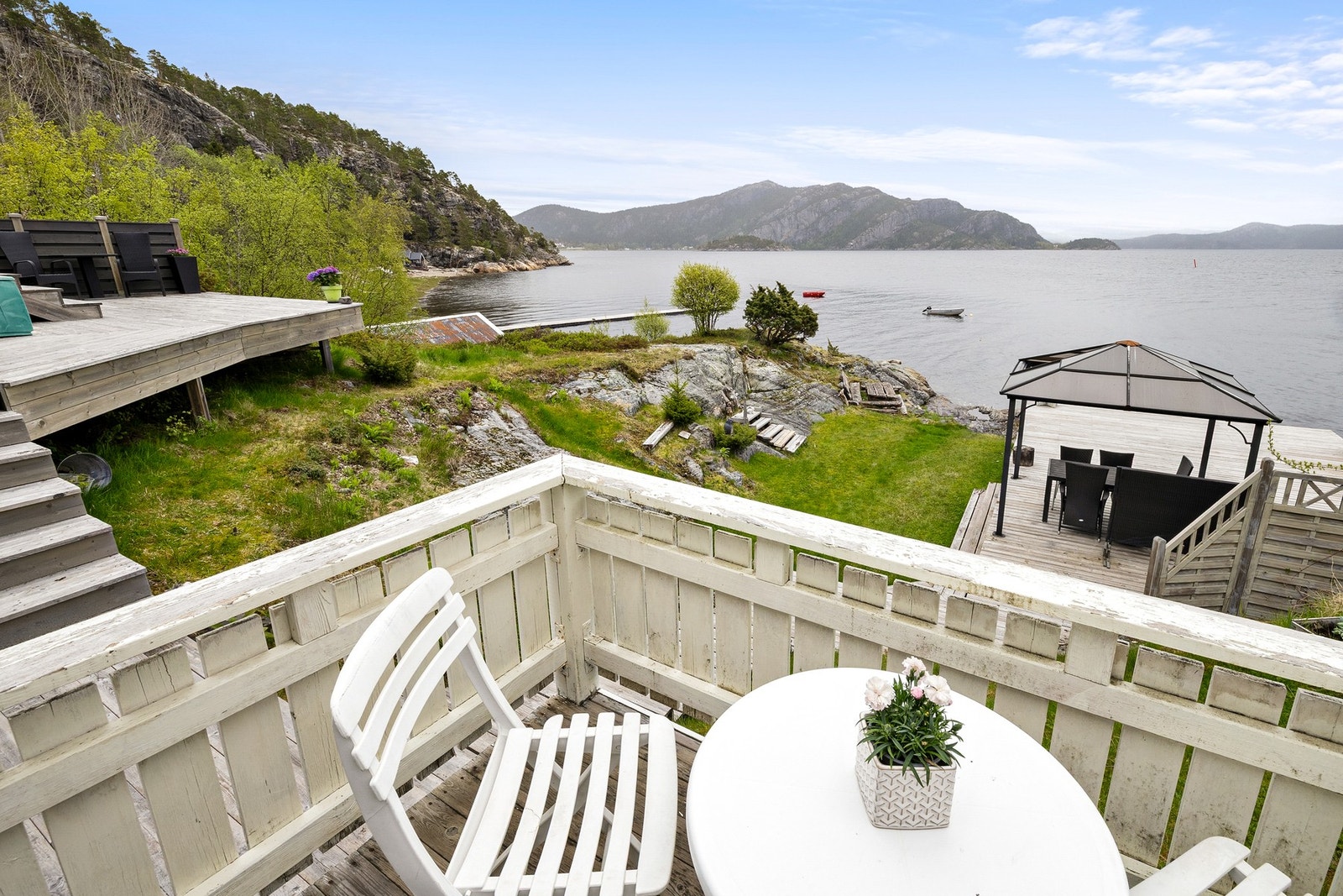 Tomten er godt utnyttet med ulike soner for utemøblering Galleribilde