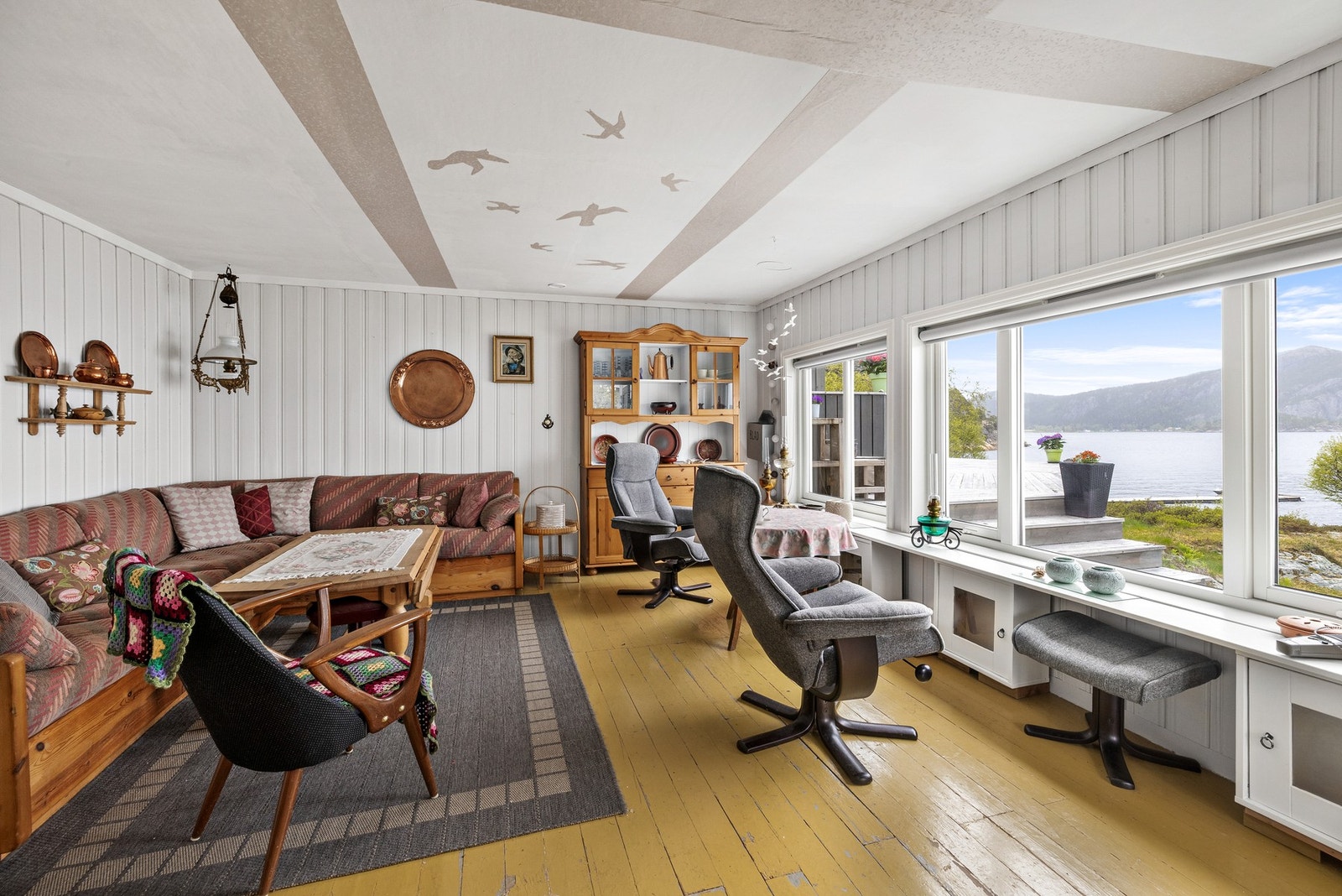 Tradisjonell sjøhytte med et lyst og maritimt preg Galleribilde