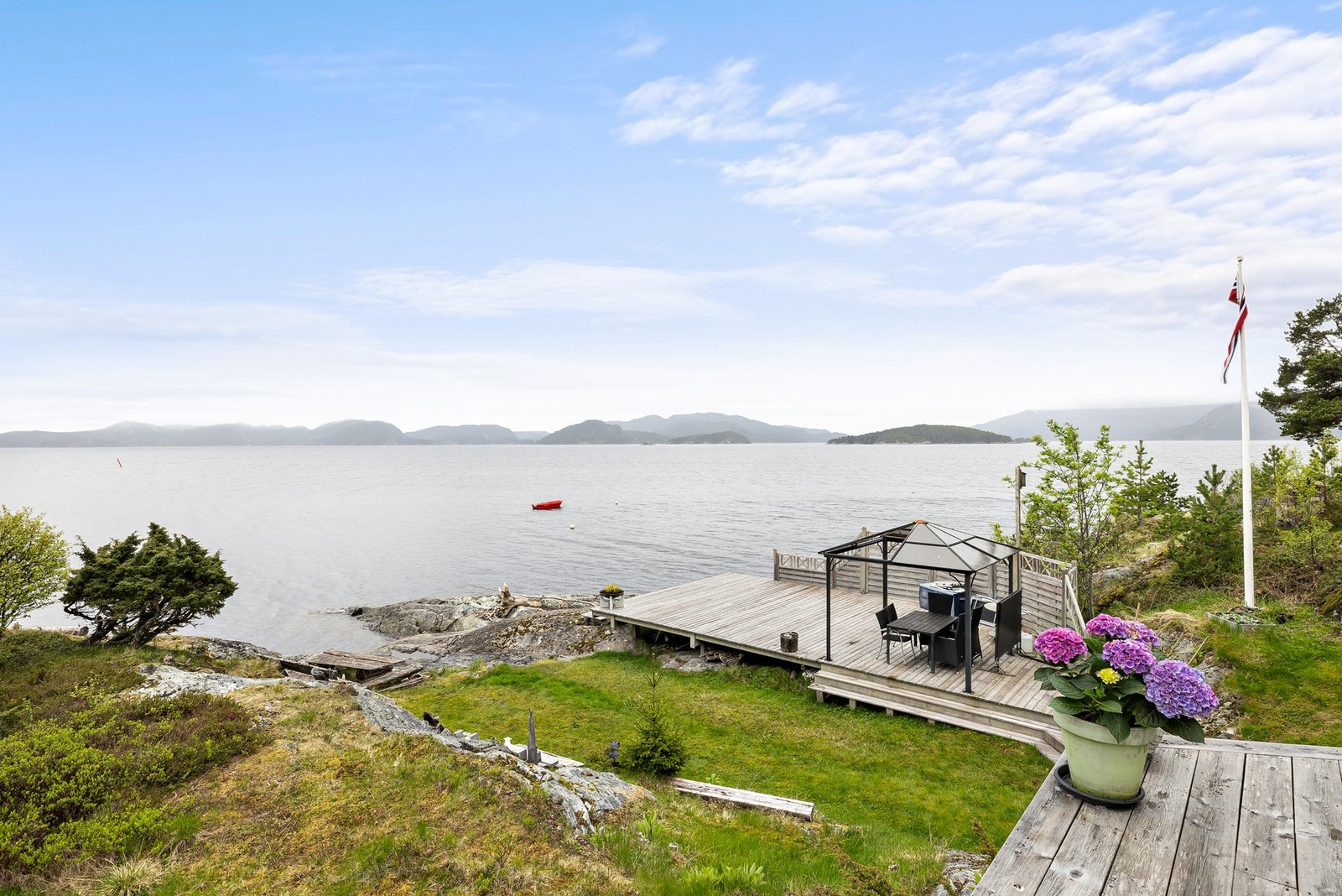 Hytte med fantastisk beliggenhet ved sjøen mellom Lokkaren og Sør-Namsen, ved innløpet til Lokkaren, på Andsneset Galleribilde