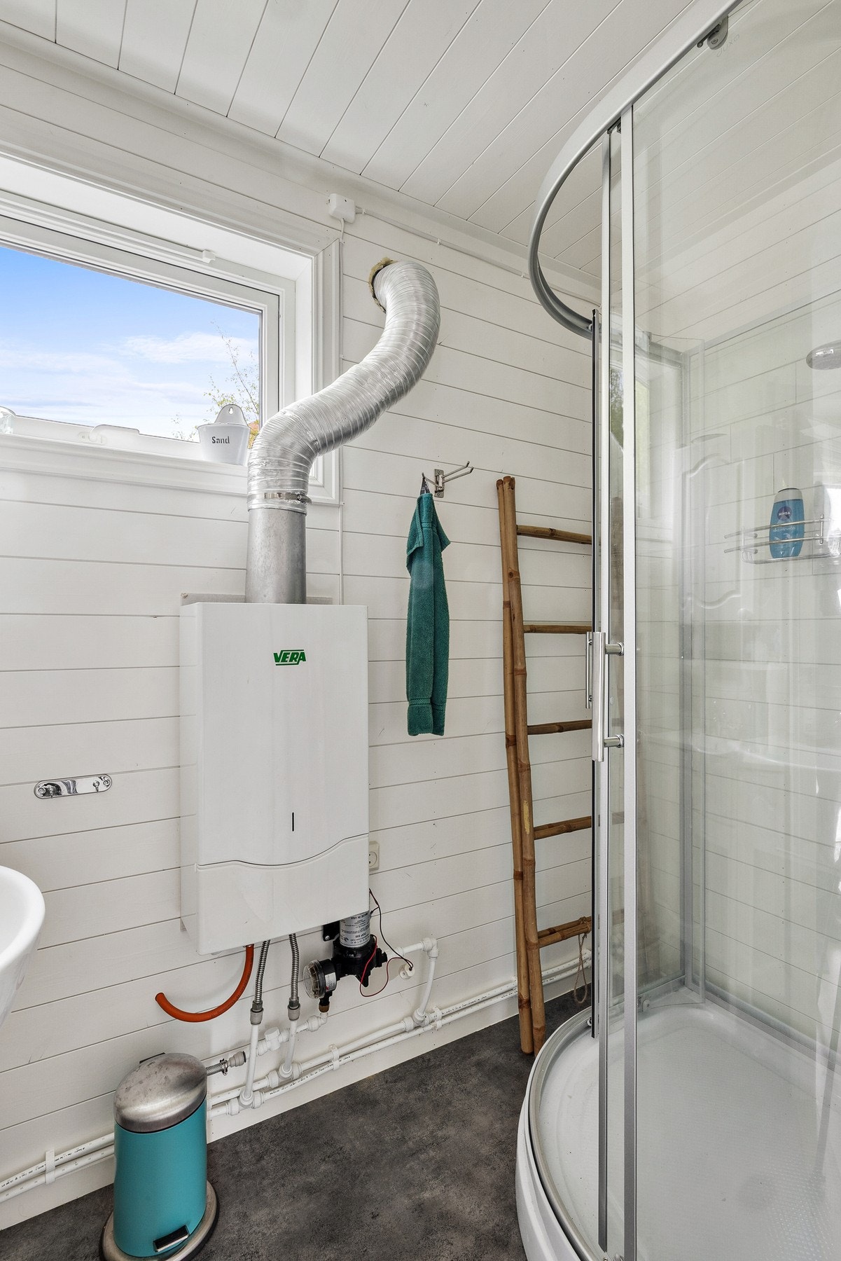 Kaldt og varmt vann fra pumpe og tank til servant og dusj. Toalett er på eget rom Galleribilde