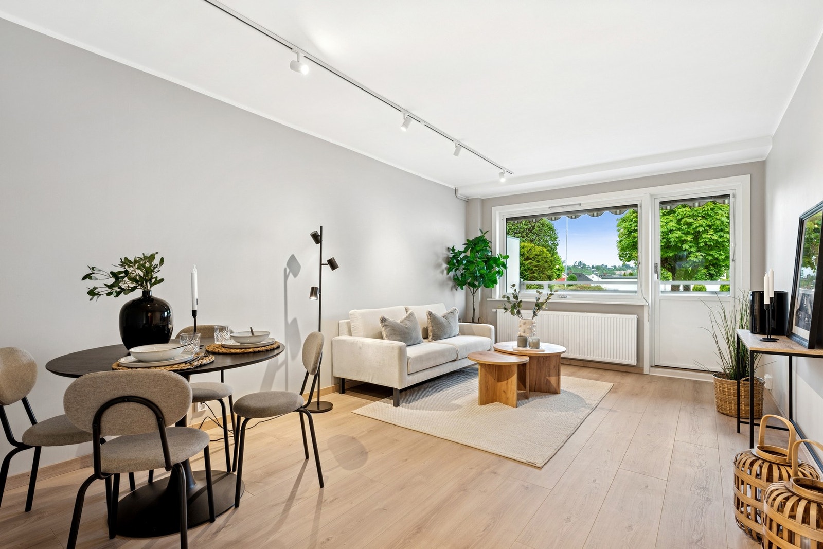 Stuen oppleves som lys og luftig med store vindusflater som slipper inn rikelig med naturlig dagslys. Veggene er malt i en innbydende sandfarge. Galleribilde