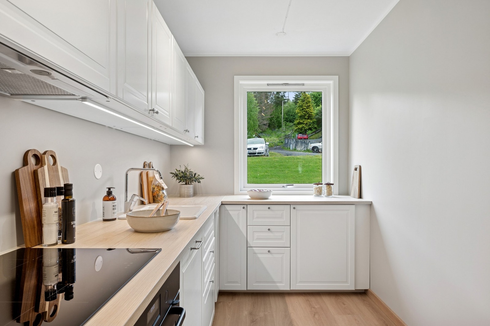 Kjøkkeninnredningen byr på godt med skap og benkeplass. Galleribilde