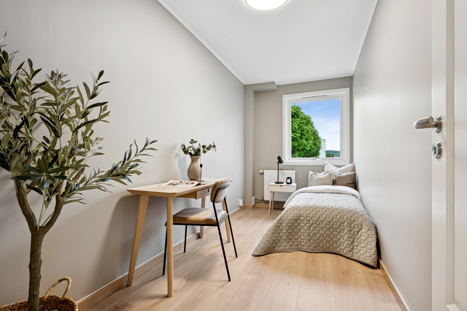 Det andre soverommet passer fint som barnerom, gjesterom eller hjemmekontor. Galleribilde