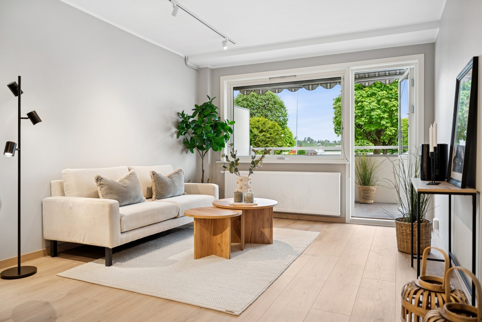 Fra stuen er det utgang til en delvis overbygget terrasse på 7 kvm. Galleribilde