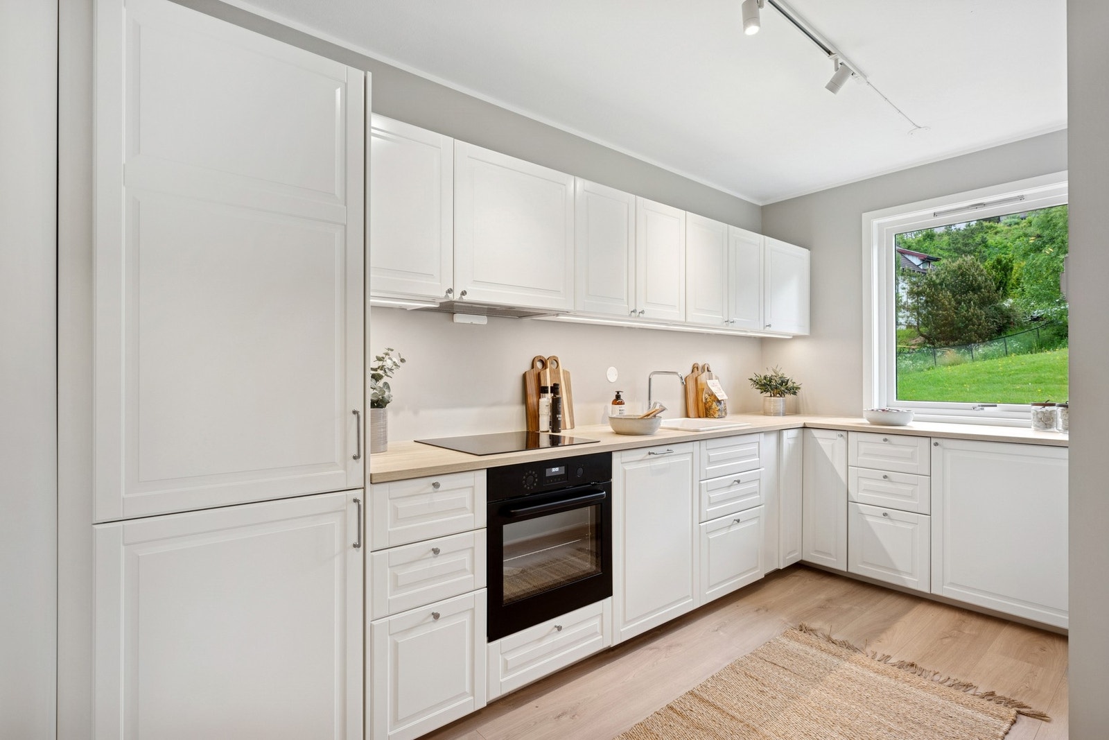 I leiligheten finner du et helt nytt IKEA kjøkken med integrerte hvitevarer. Galleribilde