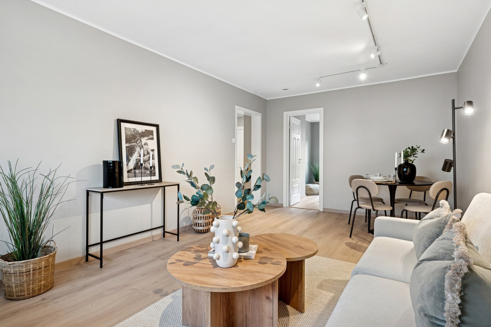 Her er det god plass til både sofagruppe, spisebord og annet møblement etter ønske. Galleribilde