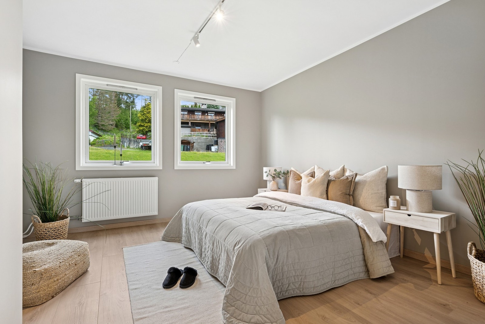 Hovedsoverommet er lyst og luftig. Her har du god plass til dobbeltseng og garderobeskap. Galleribilde