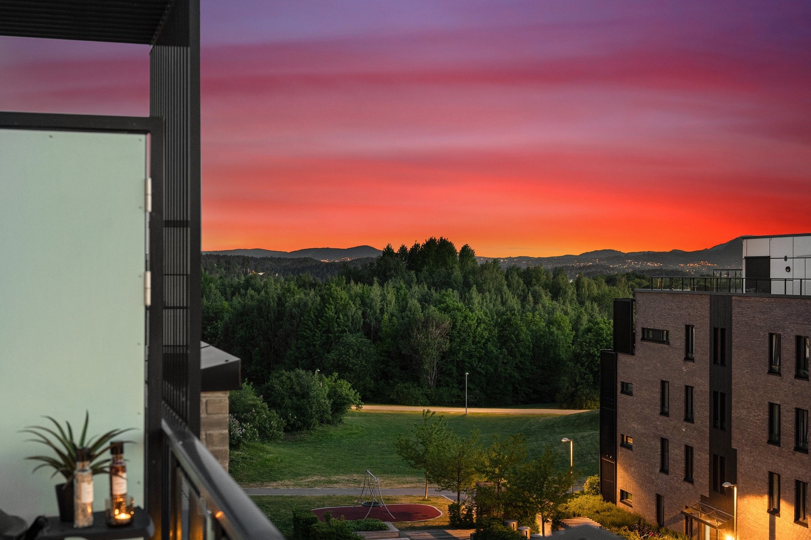 Utsikt fra boligens balkong mot Koksabukta Galleribilde