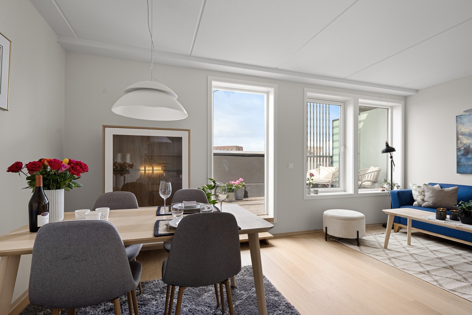 Oppholdsrom kombinerer stue og kjøkken i en åpen løsning Galleribilde