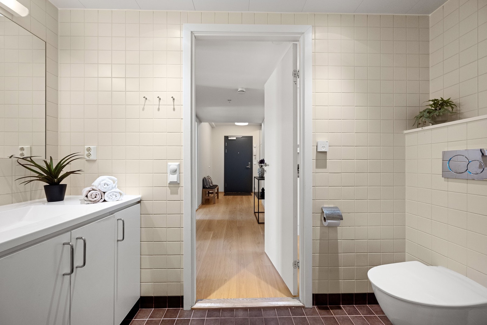 Romslig, flislagt bad med mye lagringsplass og vanbåren gulvvarme Galleribilde