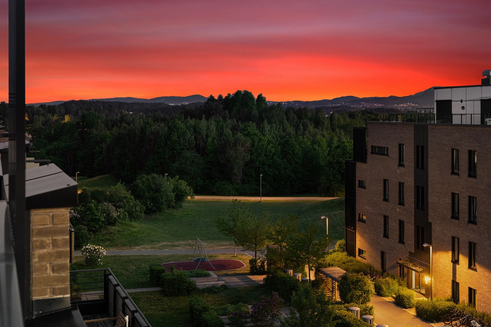 Utsikt fra boligens balkong mot Koksabukta Galleribilde