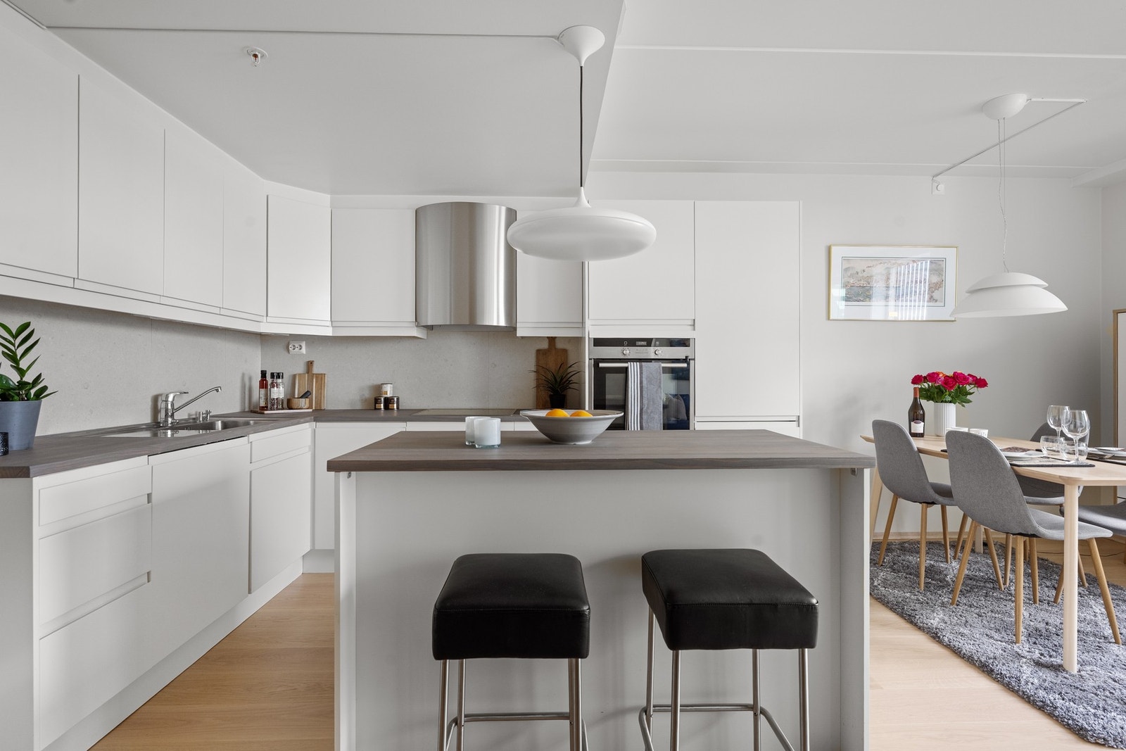 Kjøkkenet er utstyrt med integrerte hvitevarer Galleribilde