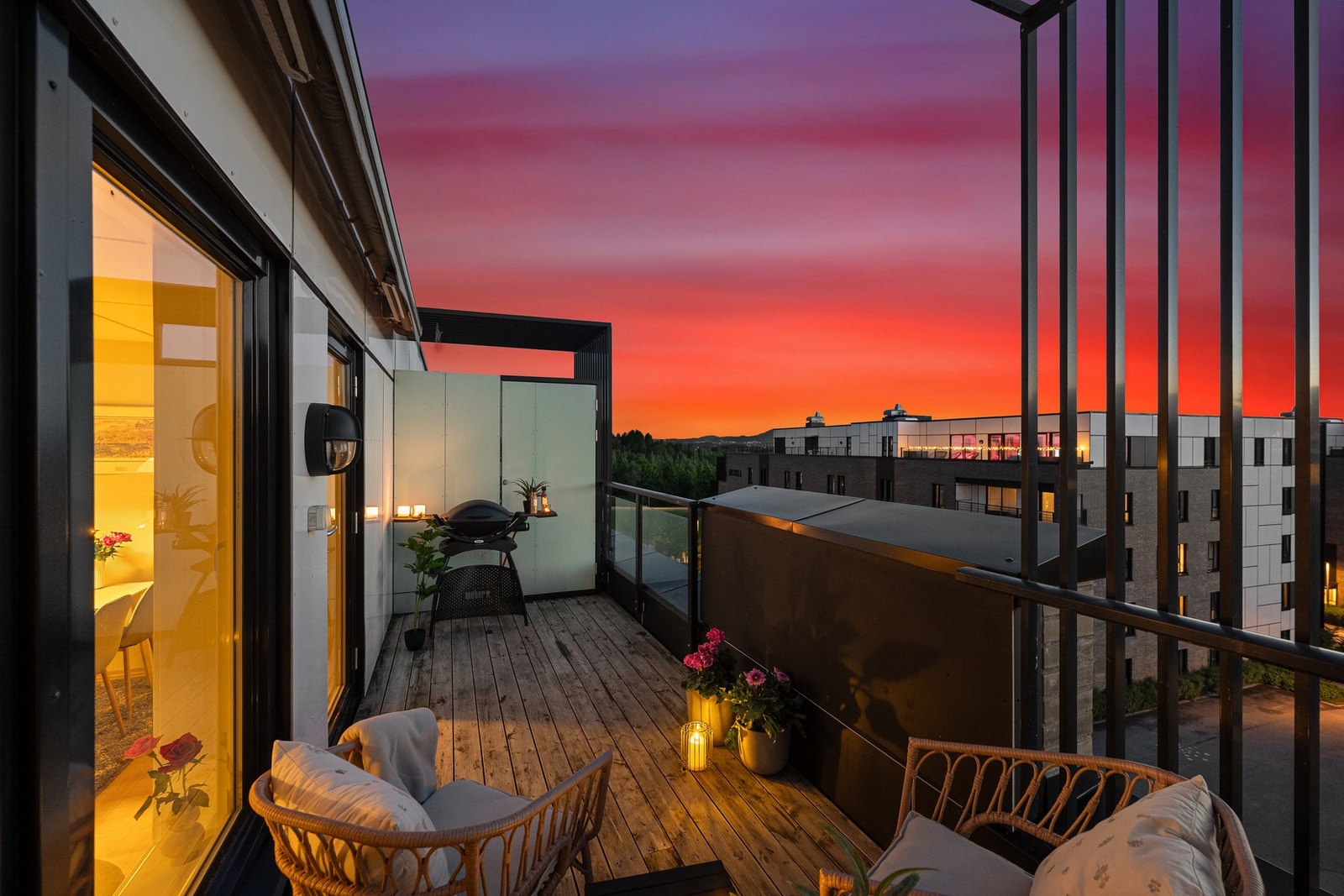 3-roms toppleilighet med flott balkong og god, intern beliggenhet Galleribilde