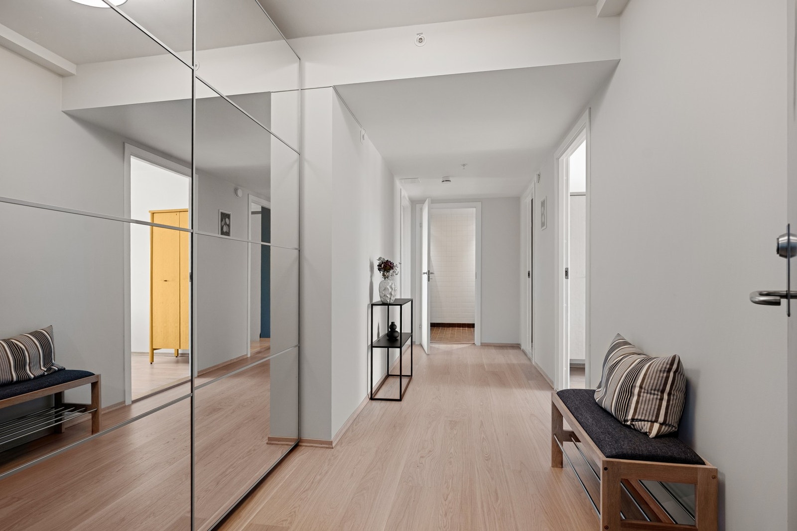 Stor entré, innredet med en romslig skyvedørsgarderobe Galleribilde