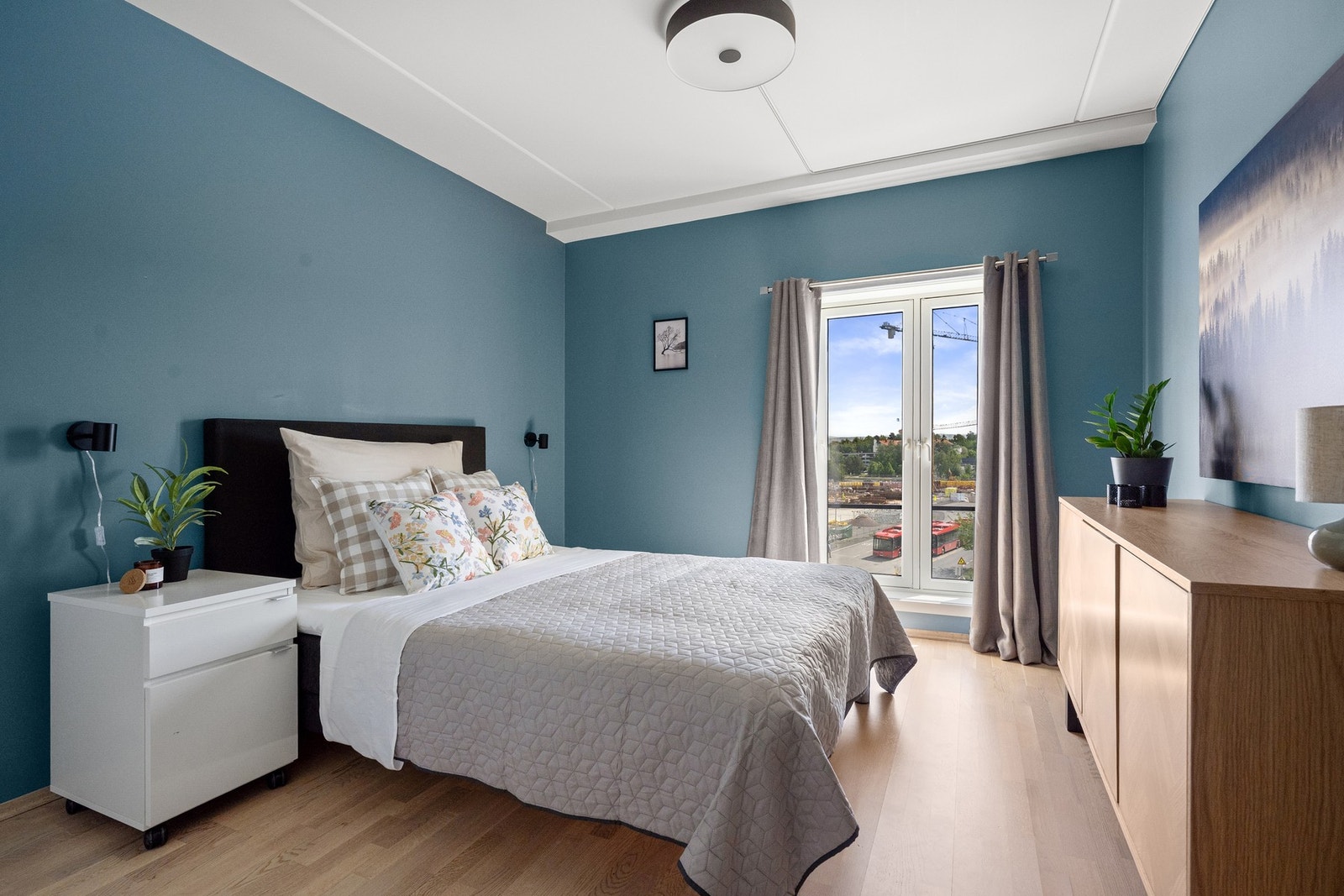 Boligen har to soverom, et større hovedsoverom med gode møbleringsmuligheter Galleribilde