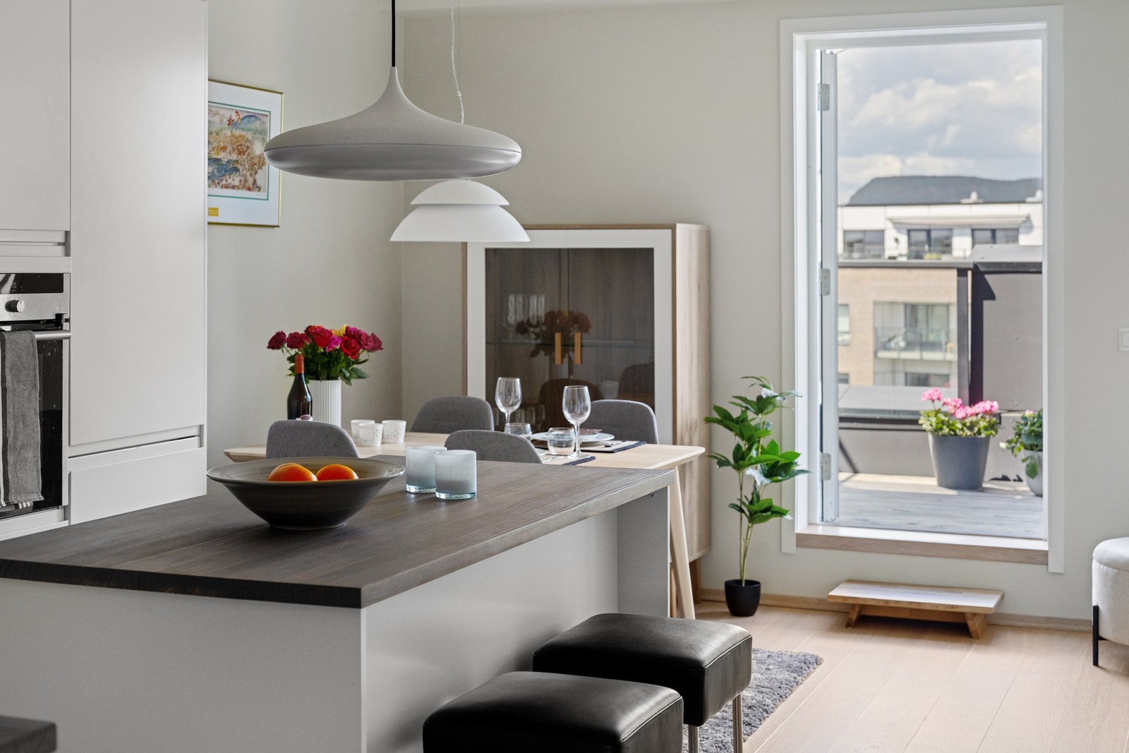 Tidløs kjøkkeninnredning og en praktisk kjøkkenøy med spiseplass Galleribilde