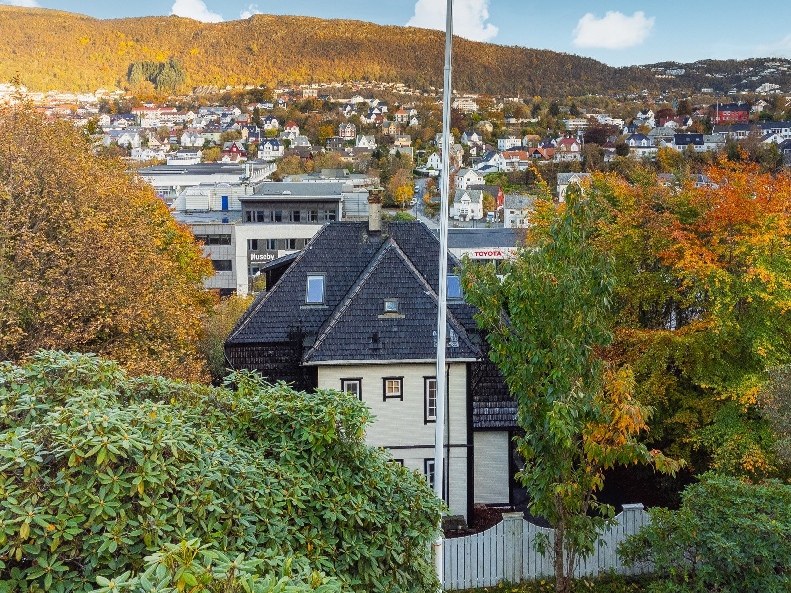 Boligen har en utmerket beliggenhet med nærhet til både kollektivtransport og dagligvarebutikker i kombinasjon med et hav av turmuligheter. Galleribilde