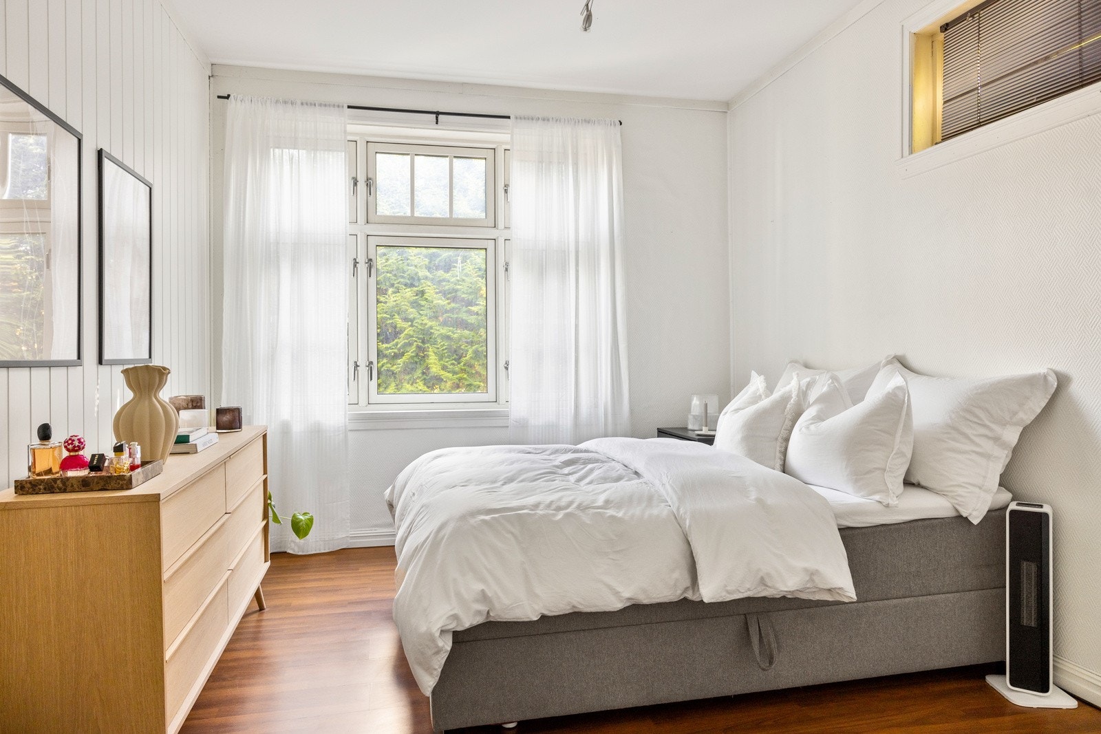 Etasjen har tre soverom som måler 11,7 kvm, 12 kvm og ca. 10 kvm. Galleribilde