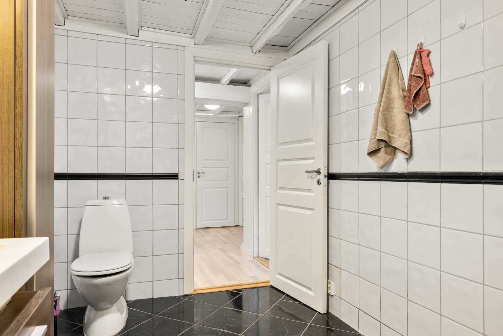 Badet er innredet med baderomsmøbel, dusjhjørne med dører og toalett. Galleribilde