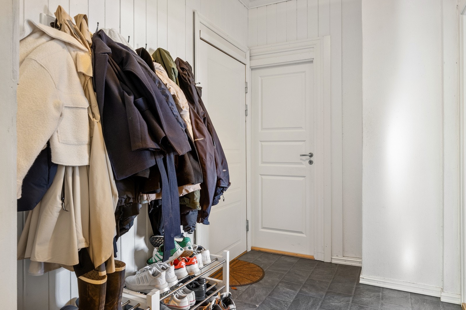 Boligen er inndelt i to leiligheter med felles vindfang og inngang fra felles trappegang. Galleribilde