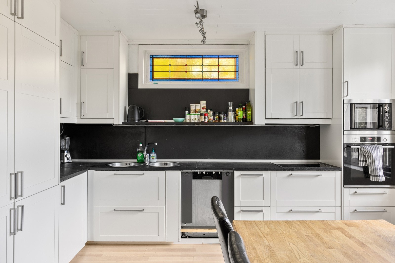 Av integrerte hvitevarer er det stekeovn, platetopp, oppvaskmaskin, mikrobølgeovn og to kjøleskap med fryser. Galleribilde