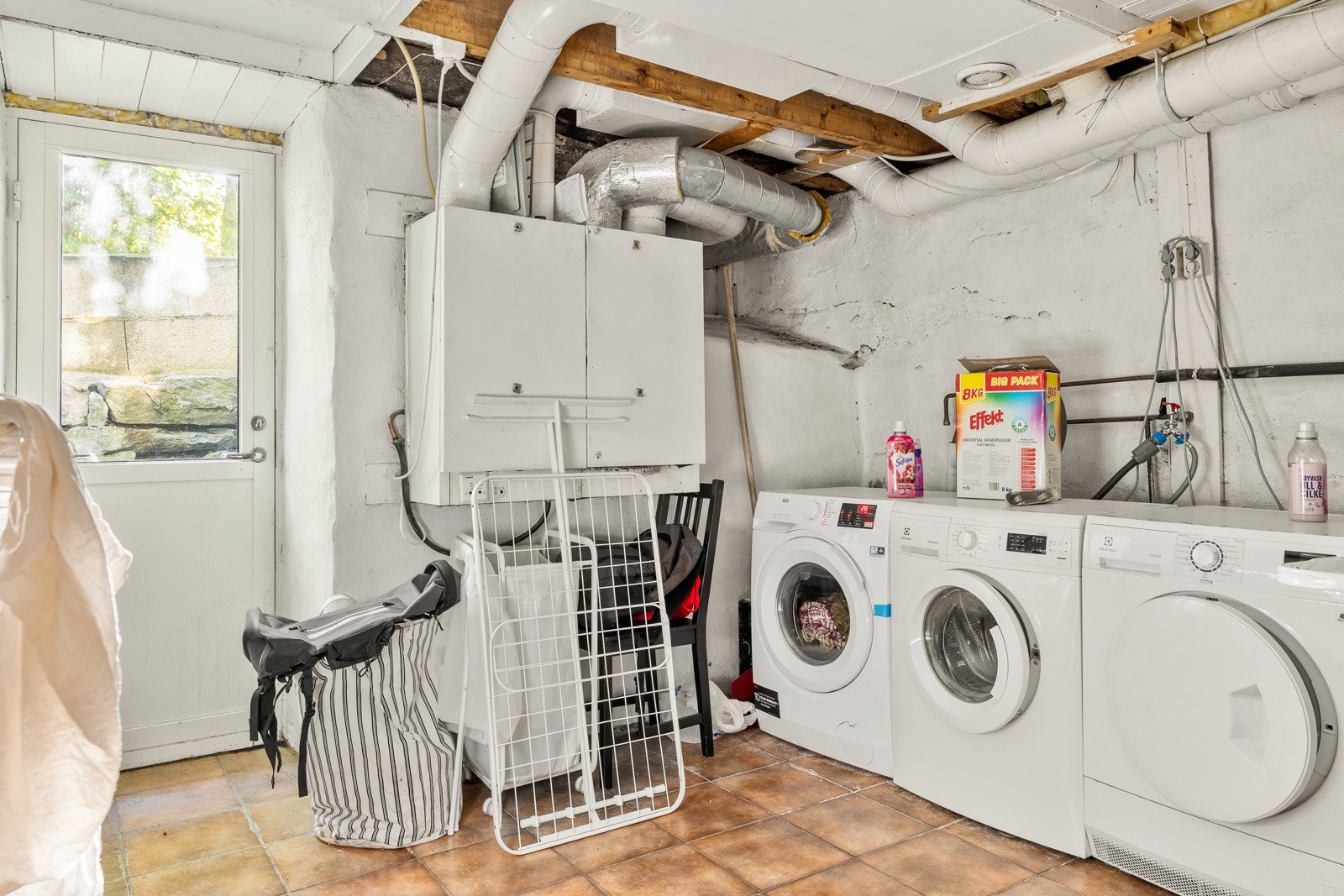 Vaskerommet måler hele 13,5 kvm og har flislagt gulv med varmekabler. Her er det opplegg til to vaskemaskiner og tørketrommel som medfølger handelen. Galleribilde
