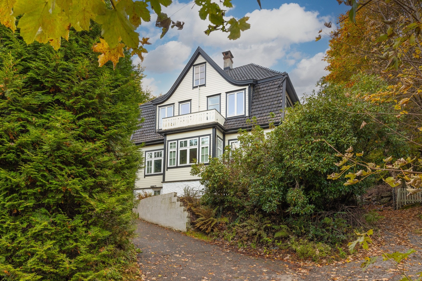 Fjøsangerveien 141 presenteres av EIE eiendomsmegling, ved Marte Bergtun og Marius Undheim Helvik. Galleribilde