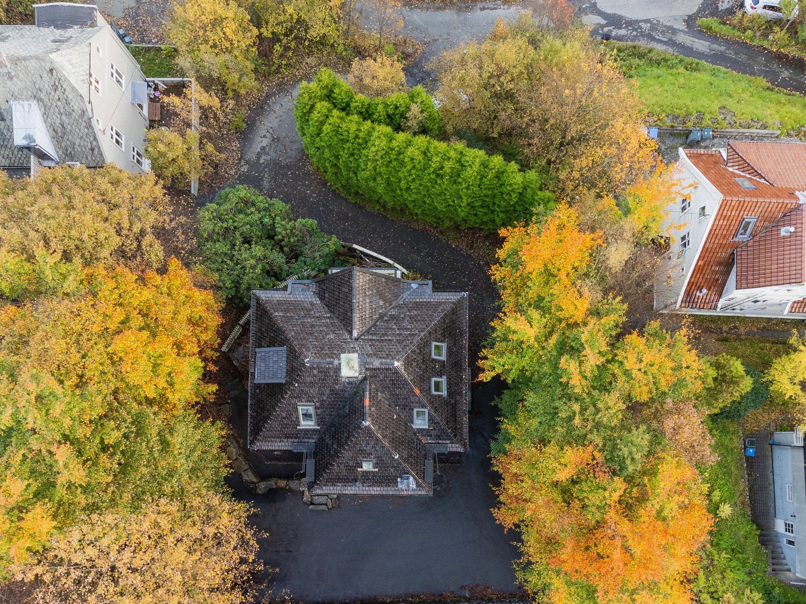 Velkommen til en stor enebolig over fire etasjer med gode leieinntekter. Galleribilde