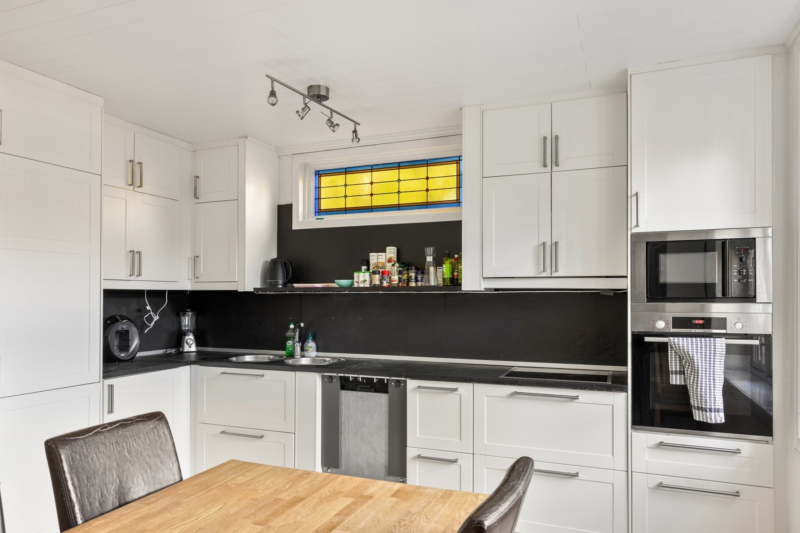 Kjøkkenet i leiligheten er på 17,6 kvm og har god plass til spisebord. Galleribilde