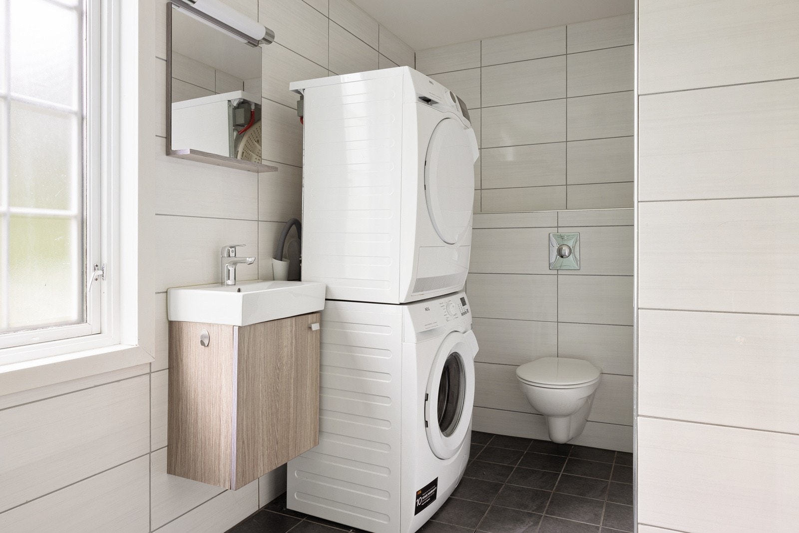 Badet ble i 2015 oppgradert og er innredet med servantinnredning, speilskap, dusjhjørne og vegghengt toalett. Galleribilde