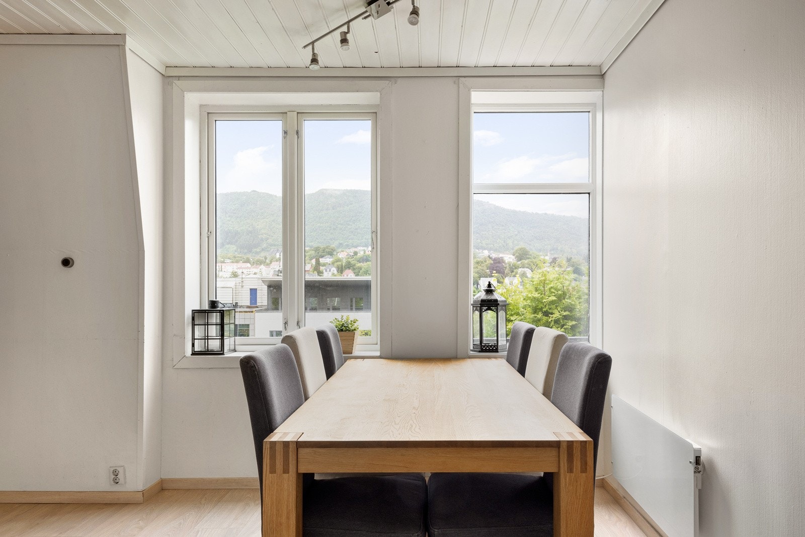 Her er det god plass til et sosialt spisebord. Galleribilde