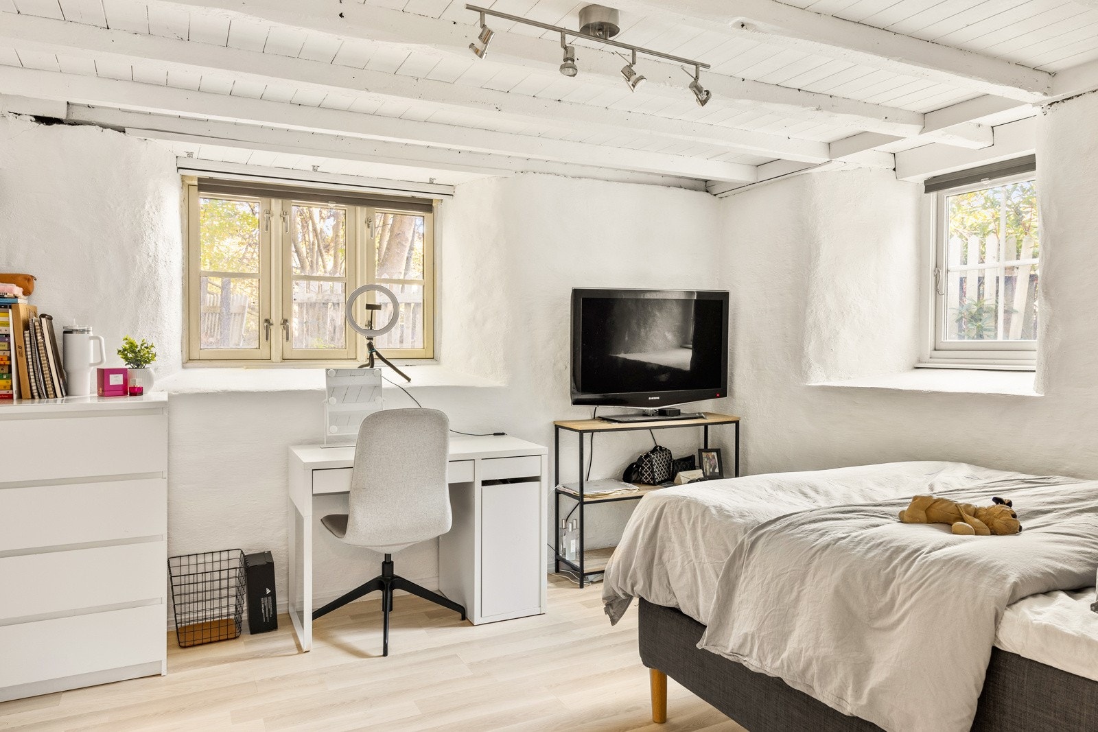 Etasjen består av to soverom, bad, vaskerom og to boder. Galleribilde