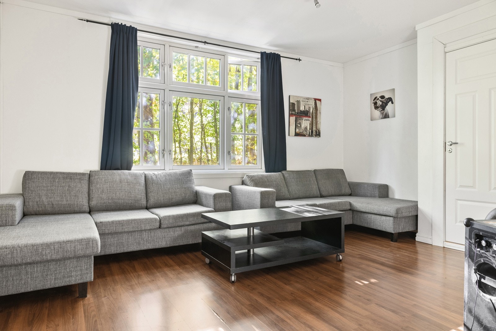 Leiligheten går over to etasjer og inneholder stue, kjøkken, fem soverom, to bad og vaskerom. Galleribilde