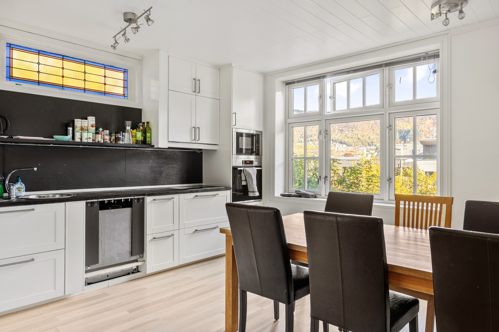 Kjøkkeninnredninger en fra 2014 og består av hvite profilerte fronter og benkeplate i stein. Galleribilde