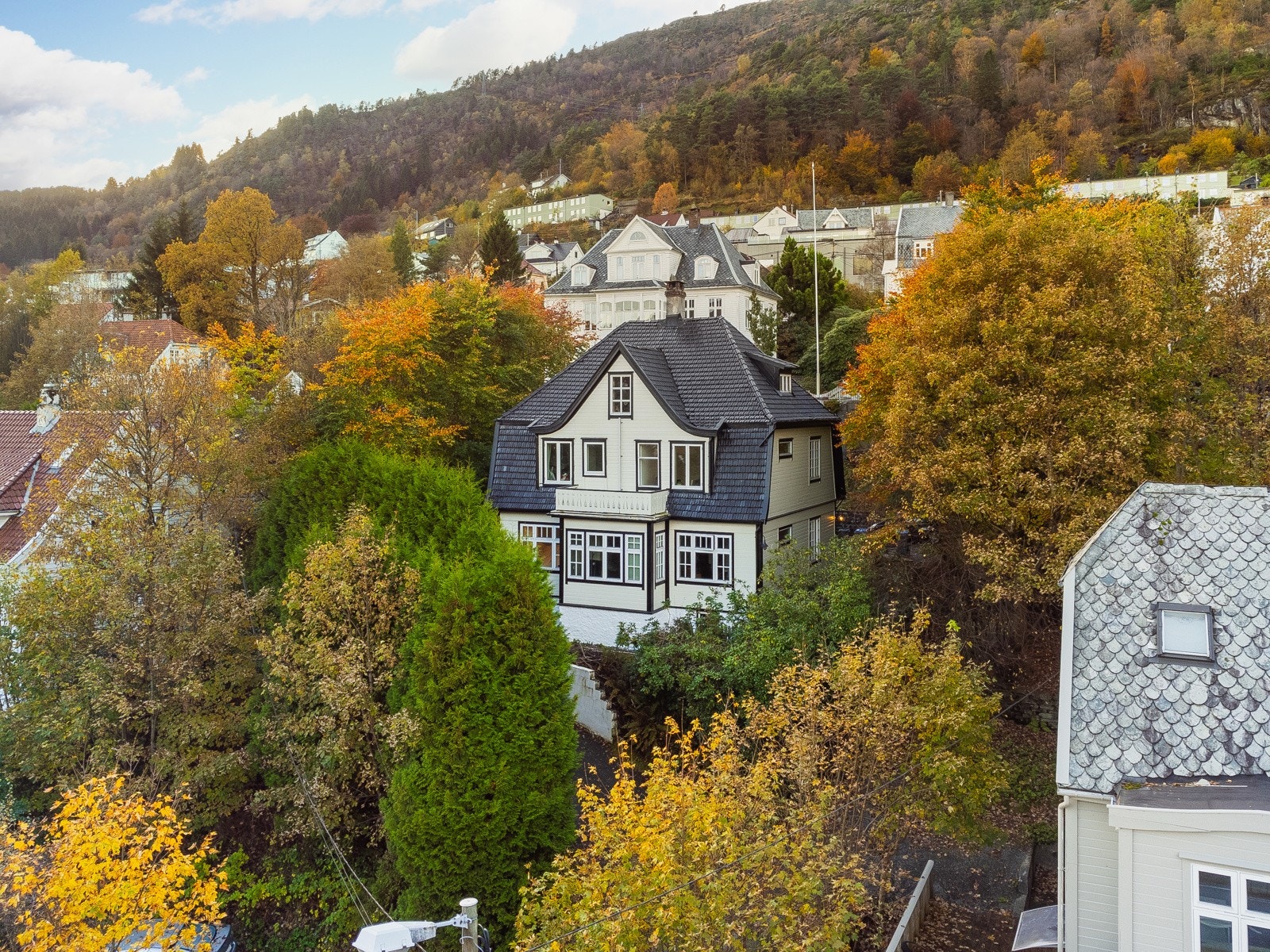 Boligen har en fin beliggenhet på Løvstakkens østside. Galleribilde